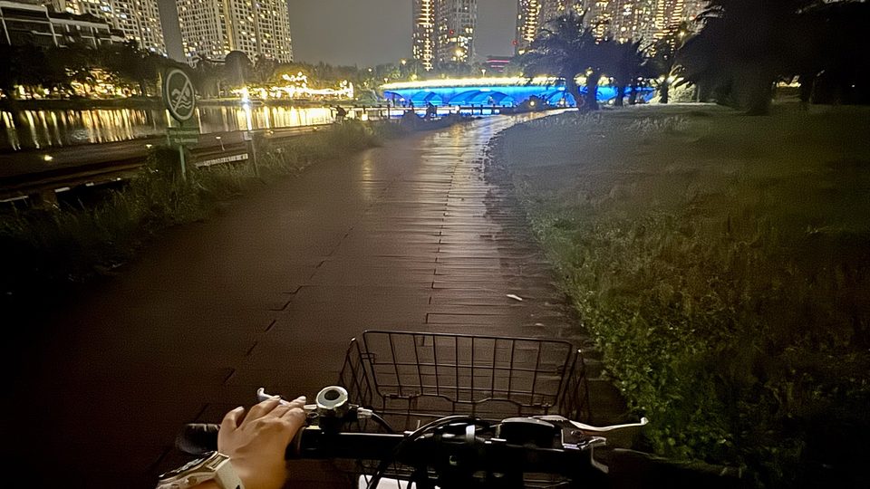 Đạp xe buổi tối ven hồ
