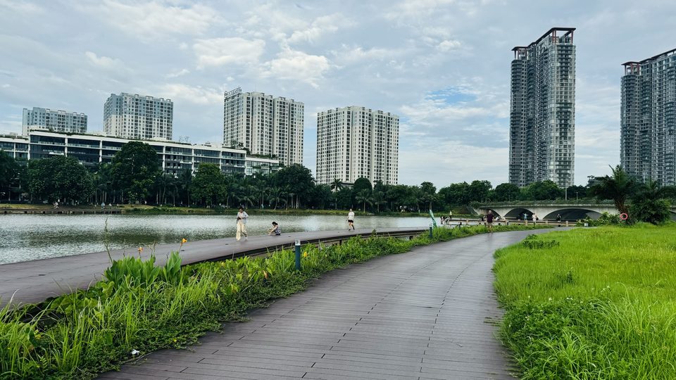 Đường chạy bộ ven hồ Ecopark